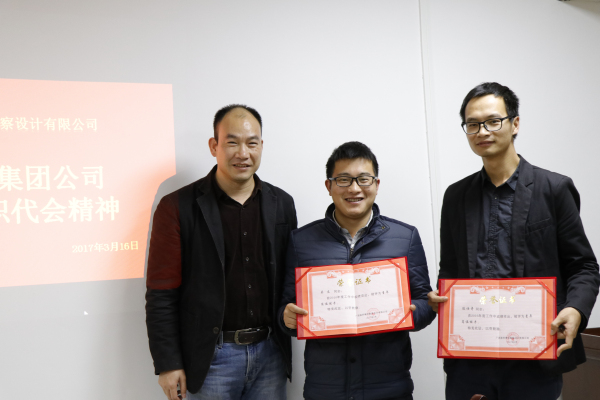 陈董为“青年岗位能手”揭晓声誉证书 (2).jpg